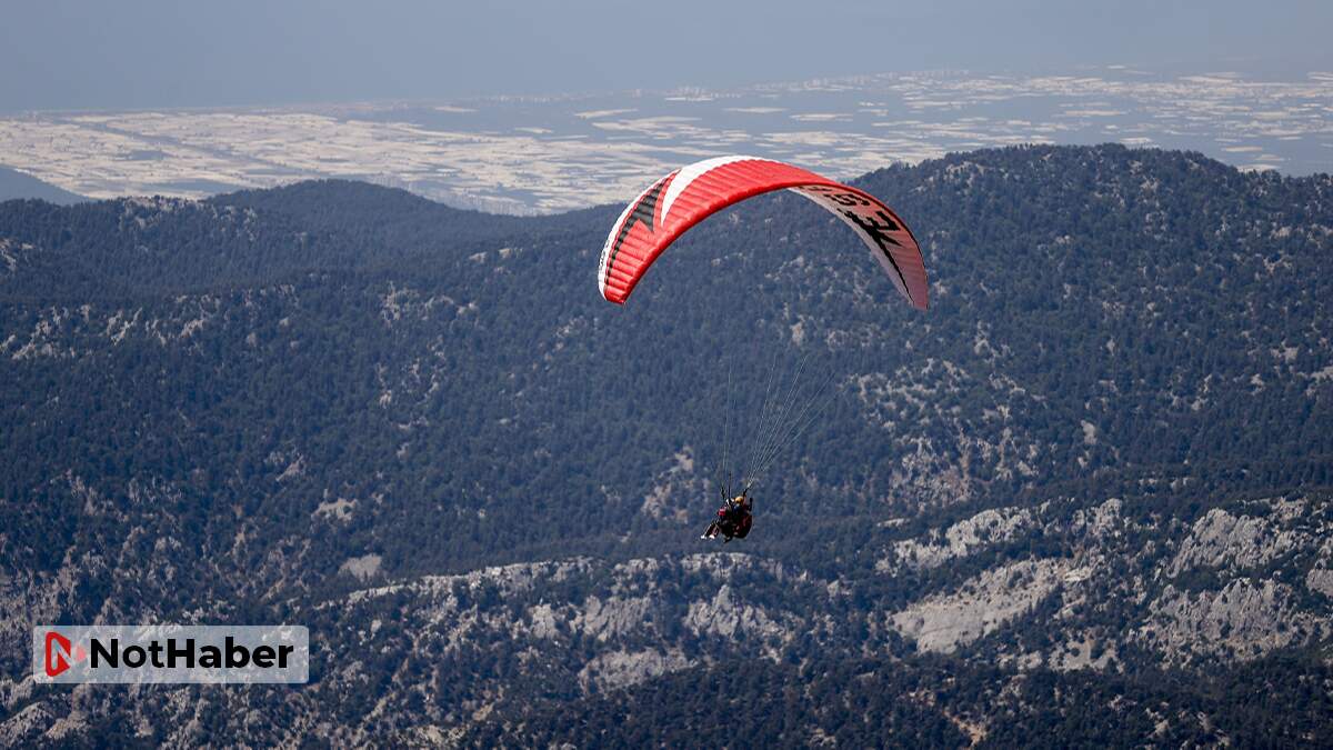 Antalya’da turistlerin yamaç paraşütü heyecanı