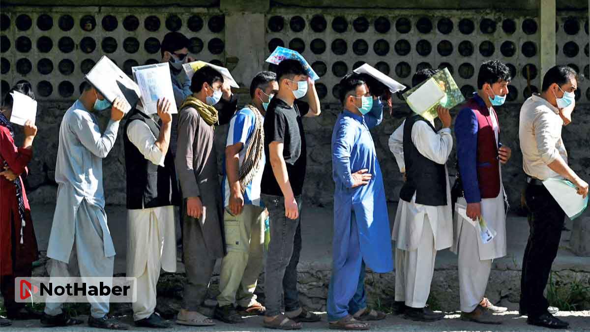 Afganlar kaçmak için sıraya girdi
