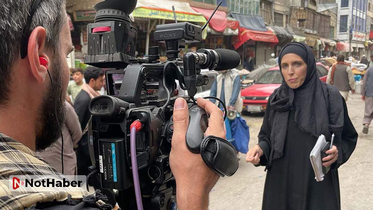 CNN International muhabiri canlı yayın sırasında Taliban'ın saldırısına uğradı
