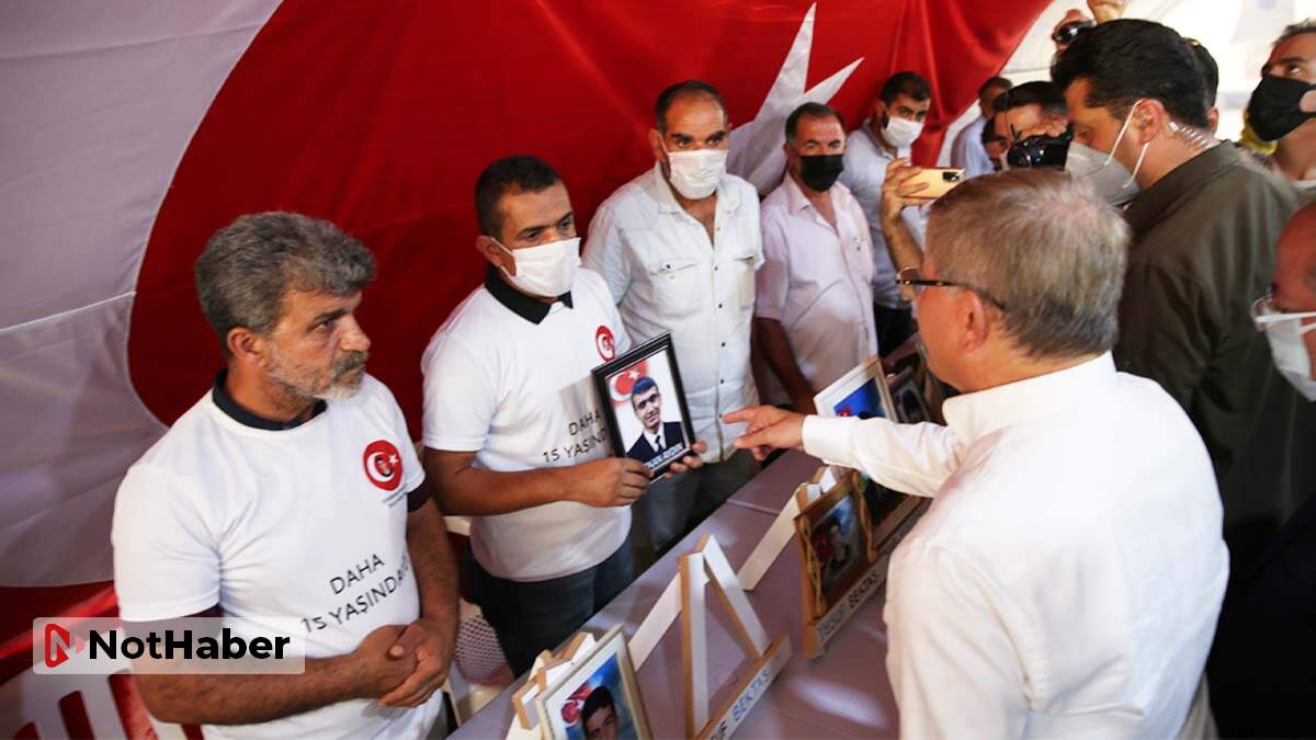 Diyarbakır annelerini ziyaret eden Ahmet Davutoğlu’na ‘HDP’ye destek veriyorsunuz’ tepkisi