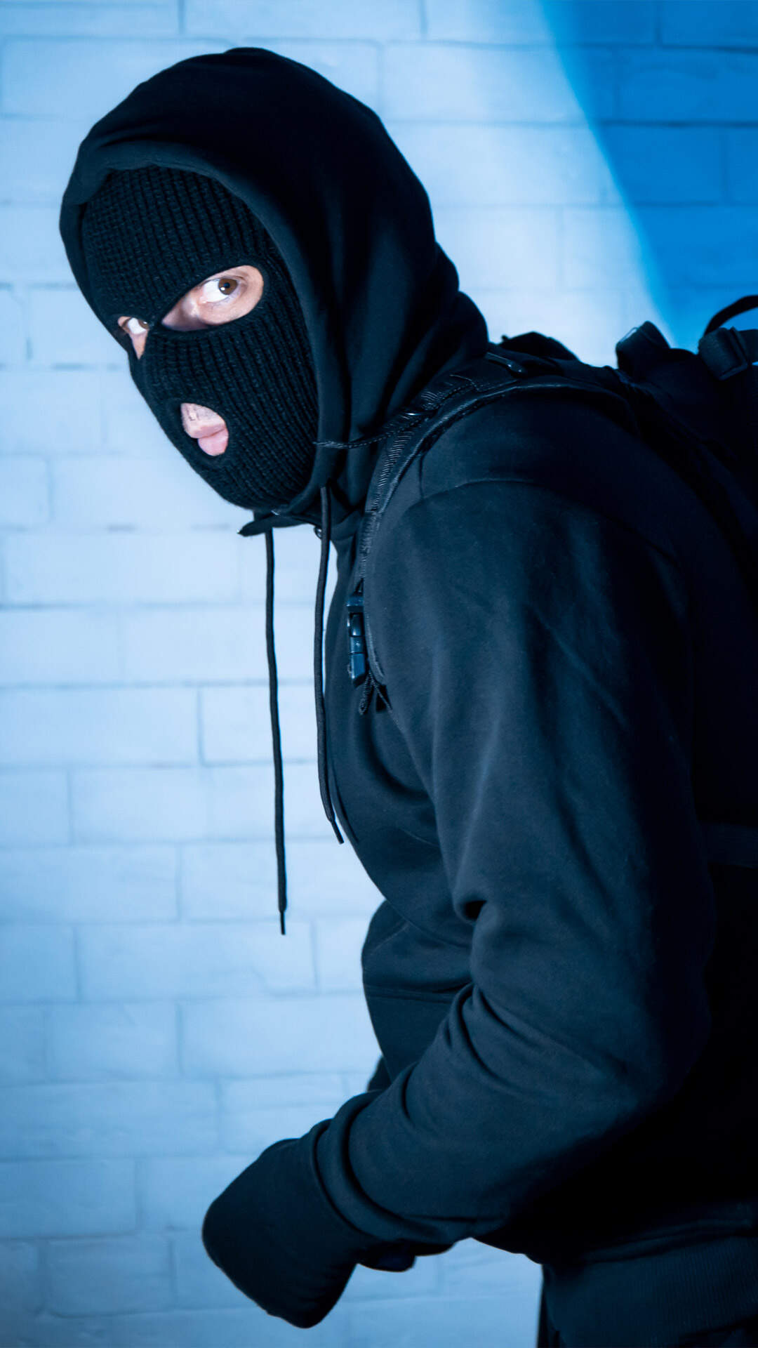 Rüyada Başkasının Evine Hırsızın Girdiğini Görmek