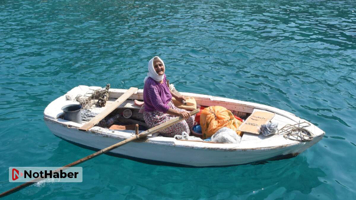 82 yaşındaki Yüksel Teyze kayığına binip denizde satış yapıyor