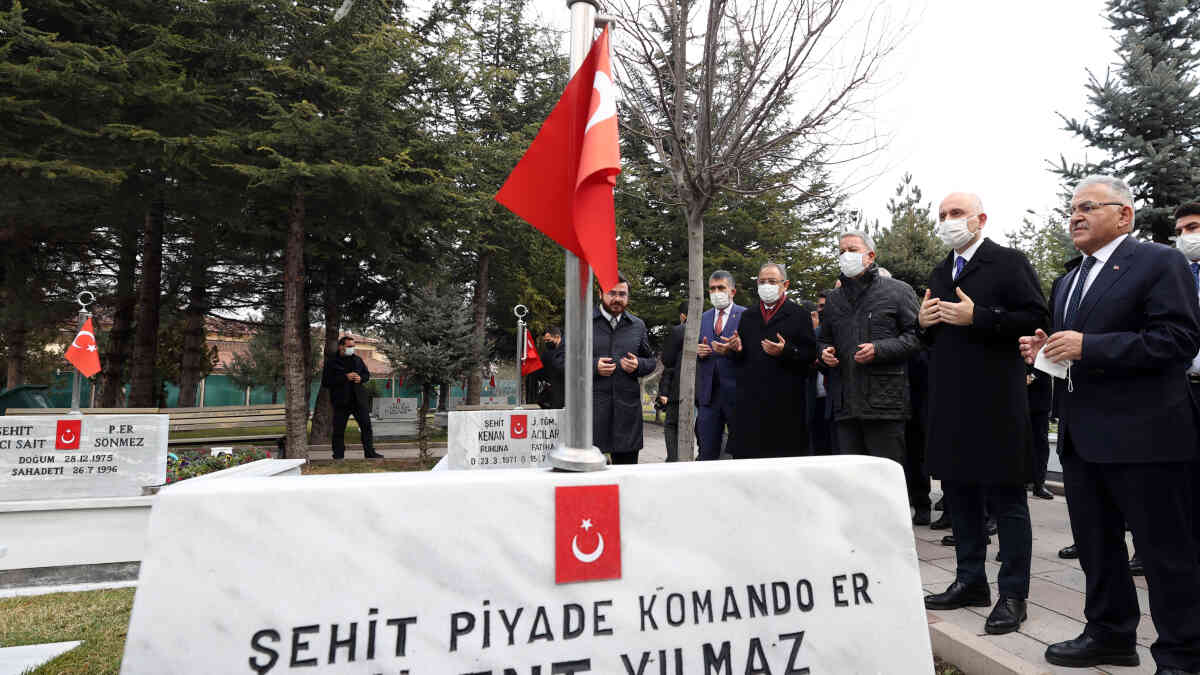 Bakanlar Akar ve Karaismailoğlu, Kayseri'de 15 askerin şehit olduğu durağa çelenk bıraktı