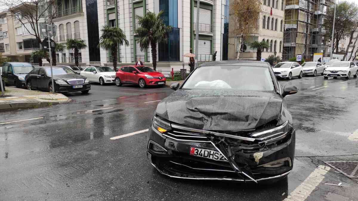 Bakırköy'de iki otomobilin çarpışması sonucu 2 kişi yaralandı