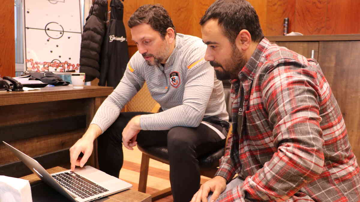 Gaziantep FK Teknik Direktörü Erol Bulut, AA'nın "Yılın Fotoğrafları" oylamasına katıldı