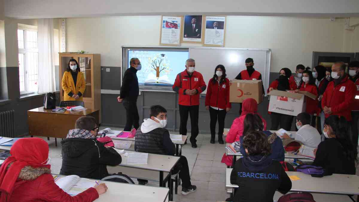 Türk Kızılay, "Minik Eller Üşümesin Projesi" ile 10 bin çocuğu ısıtacak