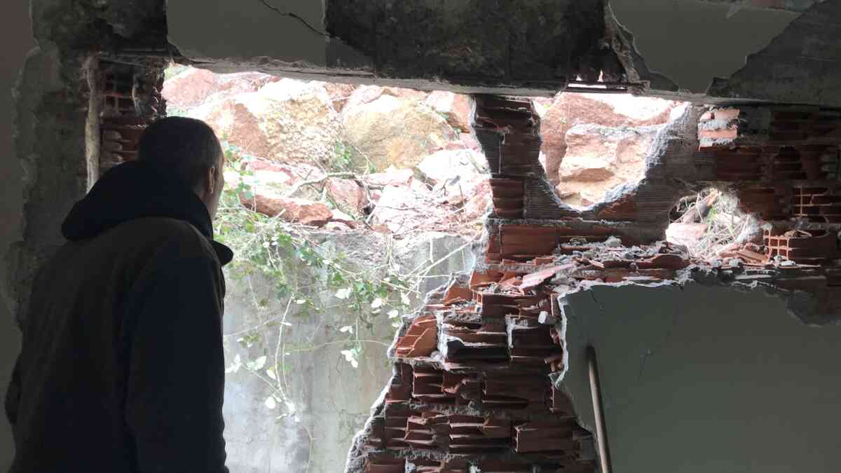 Zonguldak'ta heyelanla kopan kaya parçaları akaryakıt istasyonu binasına zarar verdi