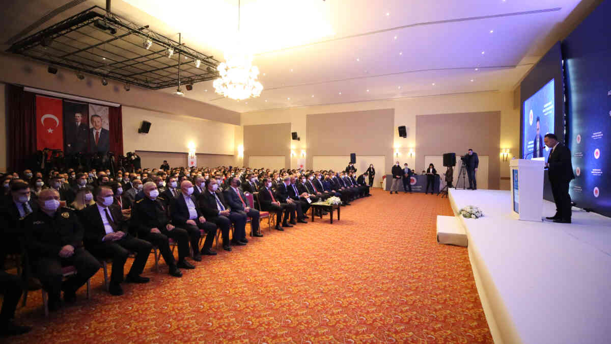 Bakan Gül, Elazığ'da "Mağdur Odaklı Adalet Buluşmaları Toplantısı"nda konuştu: