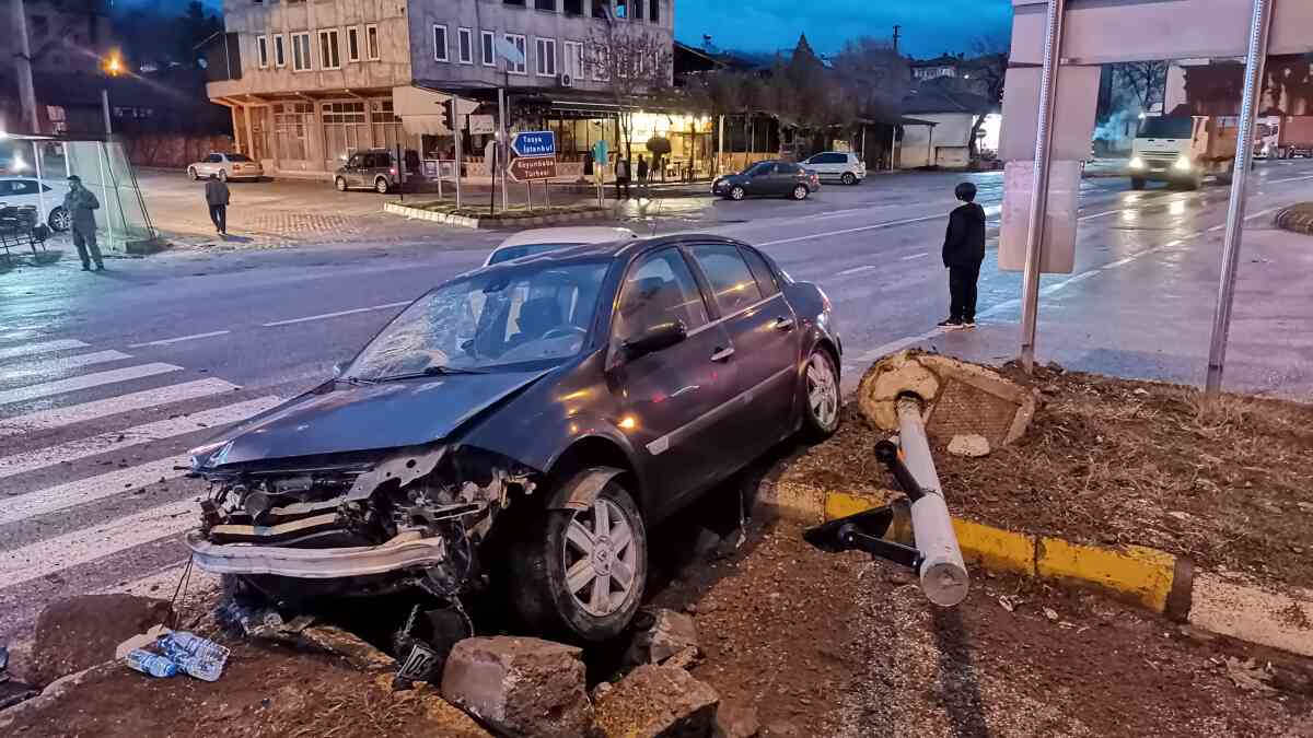 Çorum'da iki otomobilin çarpıştığı kazada 2 kişi yaralandı