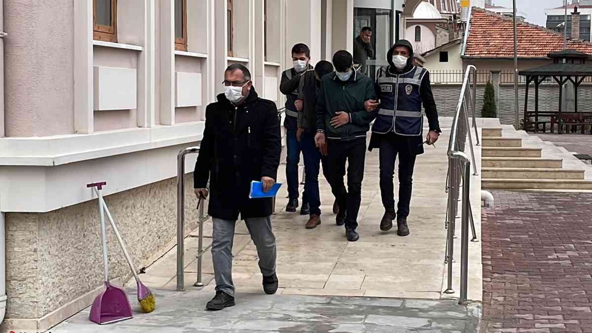 Konya'da cezaevinden izinli çıkıp evlerden hırsızlık yapan 2 şüpheli, polis kovalamacasıyla yakalandı
