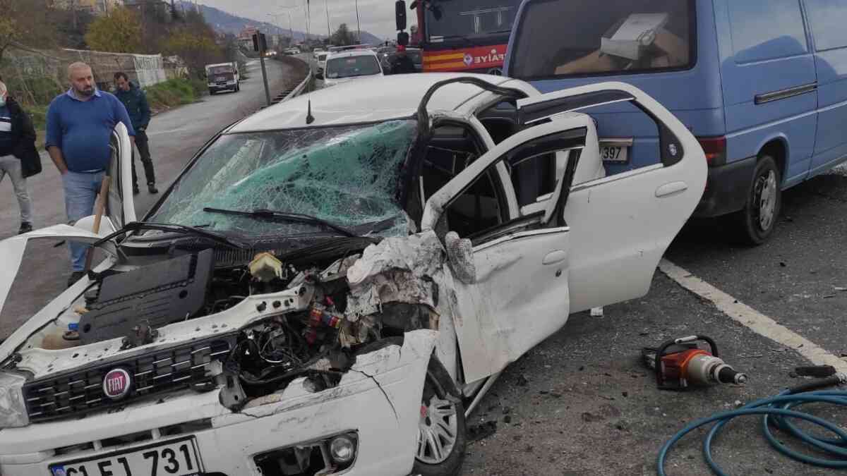Trabzon'da otomobil ile minibüsün çarpıştığı kazada 6 kişi yaralandı 