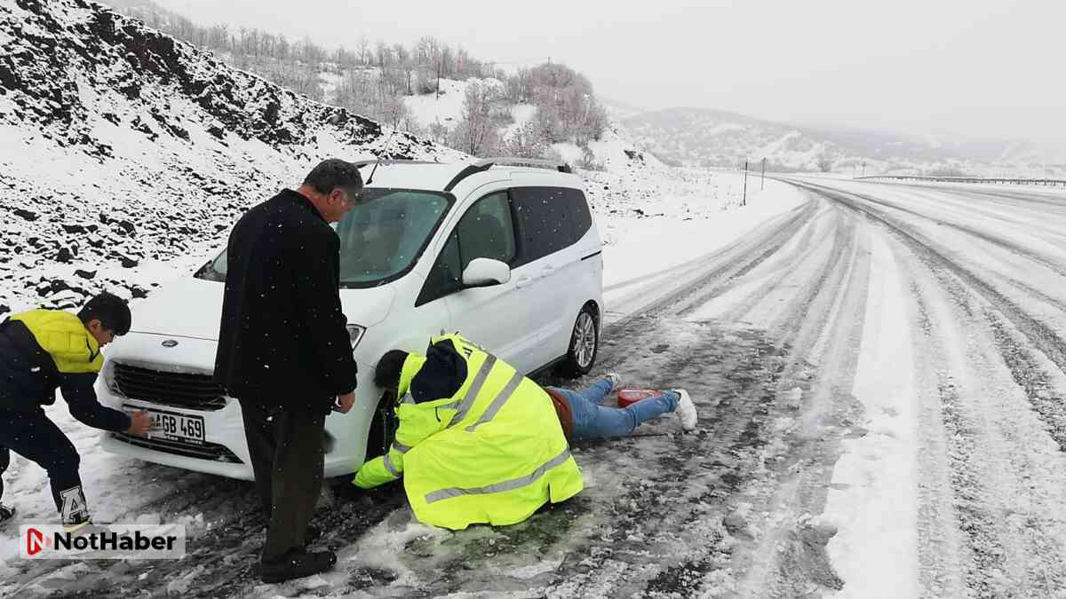 Bingöl'de kar nedeniyle yolda kalan ailenin yardımına polis yetişti