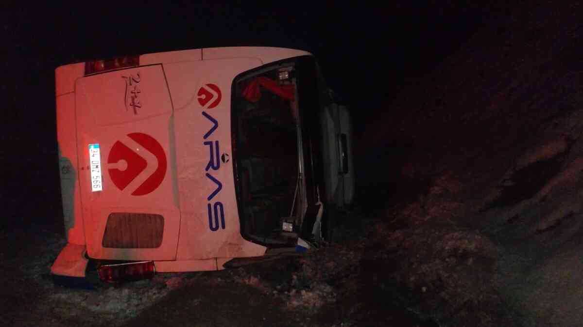 Kars-Erzurum kara yolunda yolcu otobüsü devrildi