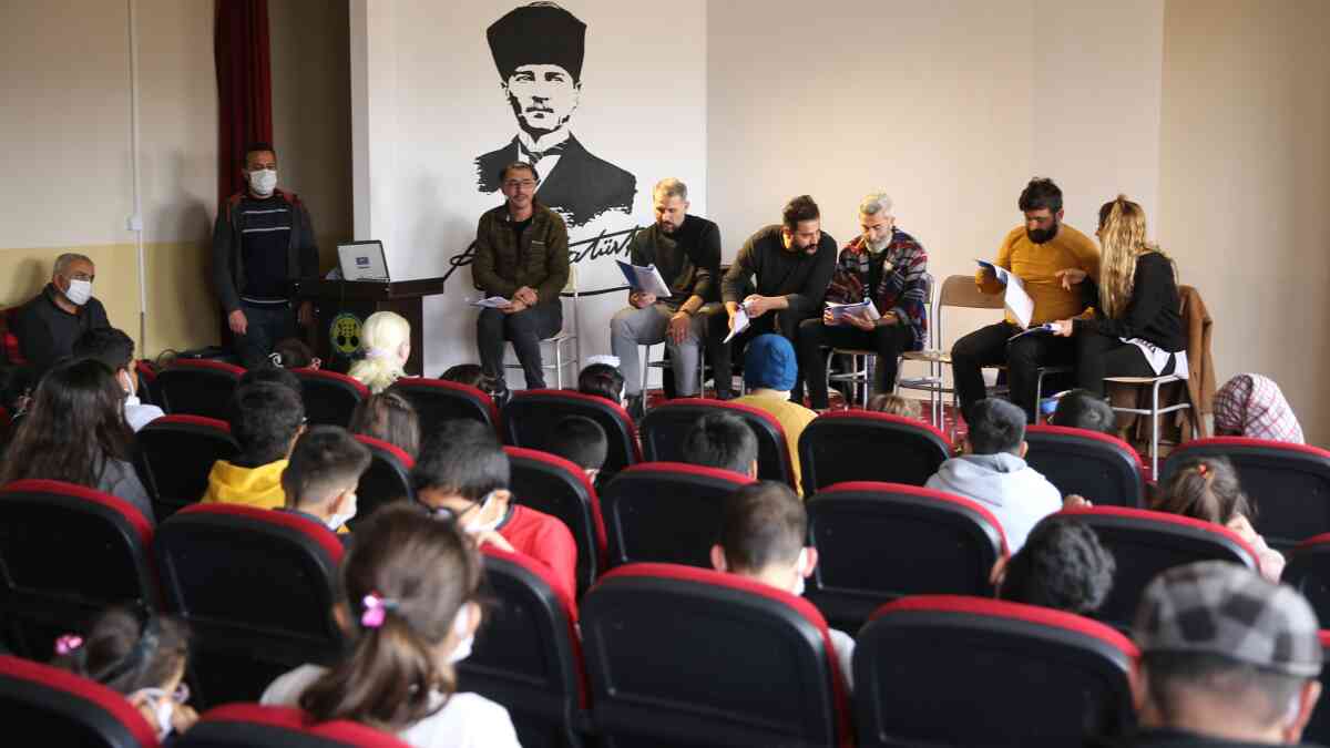 Şanlıurfa Büyükşehir Belediyesi Şehir Tiyatrosu ekibi, görme engelli çocuklar için sahneye çıktı
