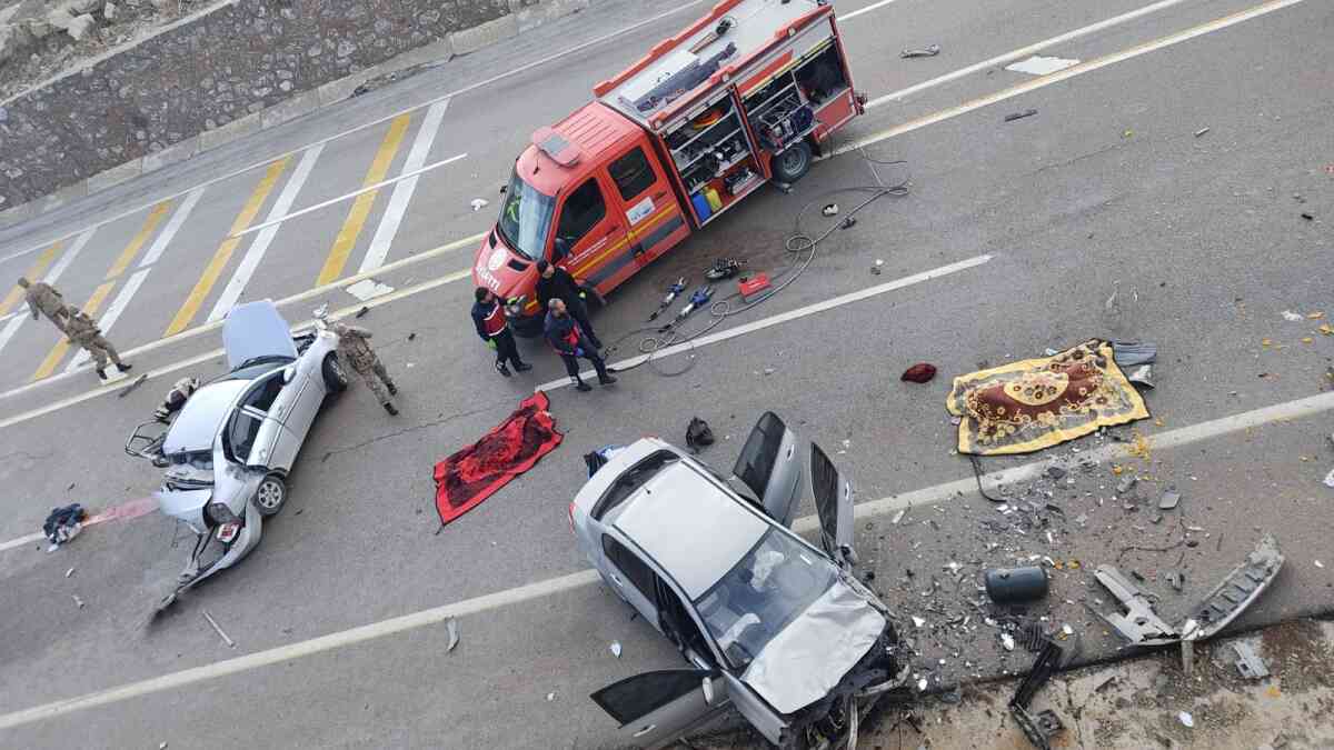Van'da iki otomobilin çarpışması sonucu 2 kişi öldü, 4 kişi yaralandı