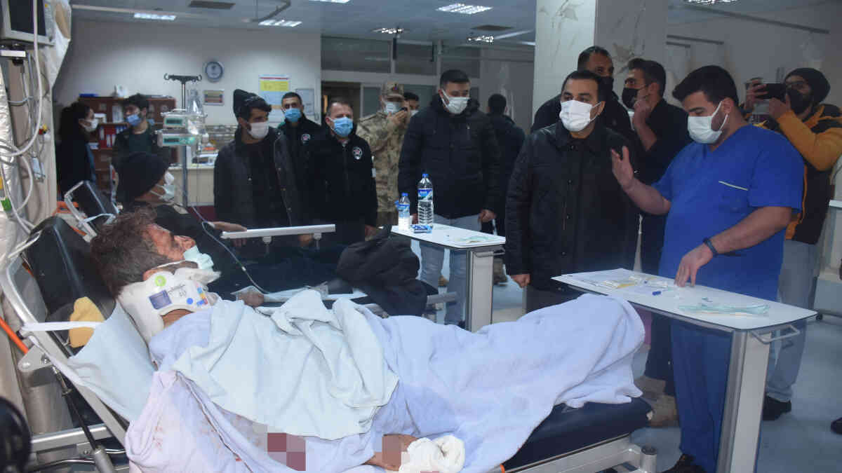 GÜNCELLEME 3 - Kars-Erzurum yolunda otobüs devrildi, 4 kişi öldü, 25 kişi yaralandı