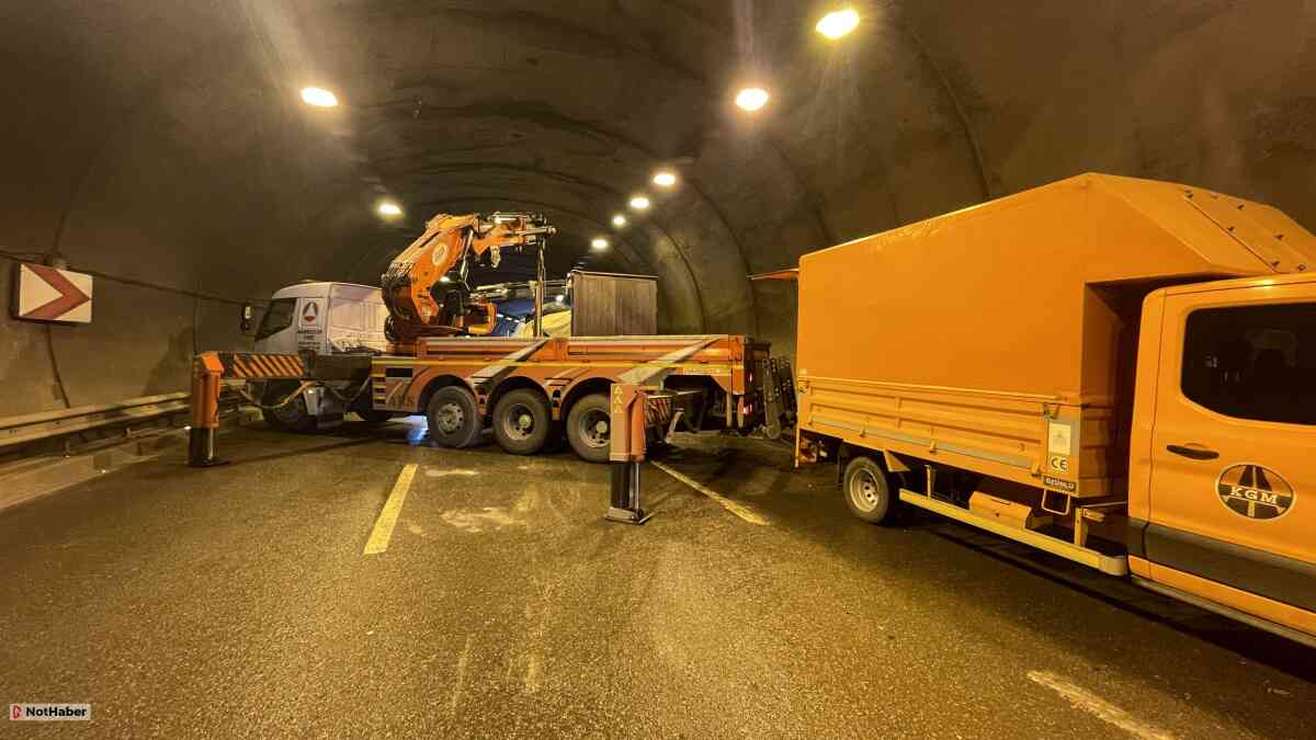 Trabzon'da tünelde devrilen tır nedeniyle kapanan sahil yolu ulaşıma açıldı