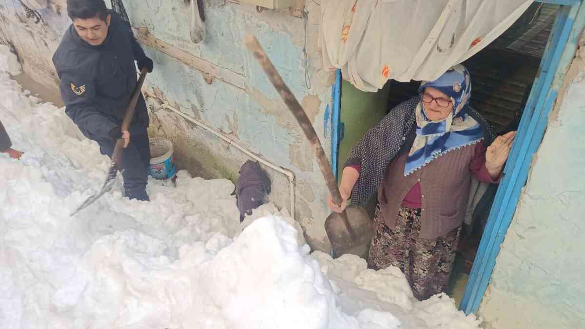 Antalya'da kar nedeniyle evinde mahsur kalan kadını jandarma kurtardı