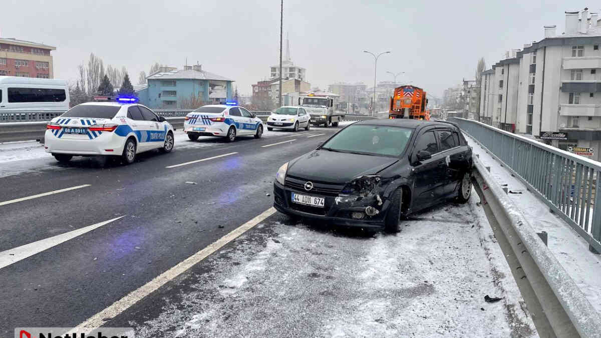 Aksaray'da 9 aracın karıştığı zincirleme kazada 3 kişi yaralandı