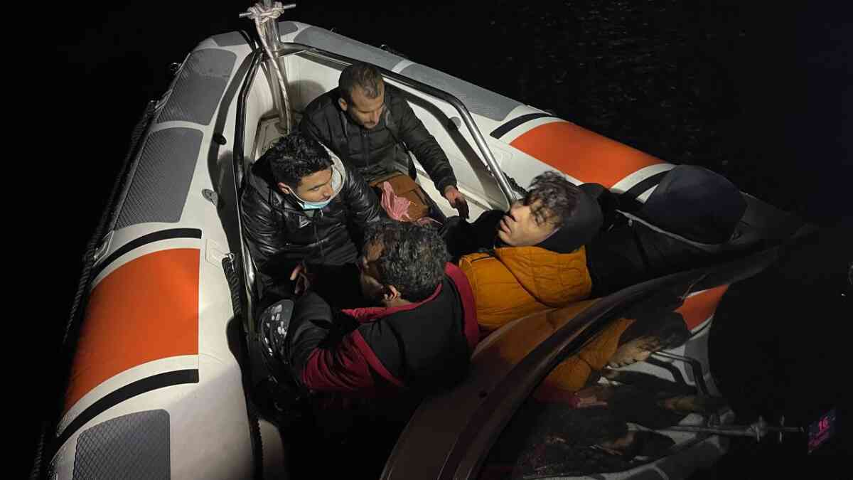 İzmir açıklarında denize atılan ve Türk kara sularına itilen 137 düzensiz göçmen kurtarıldı